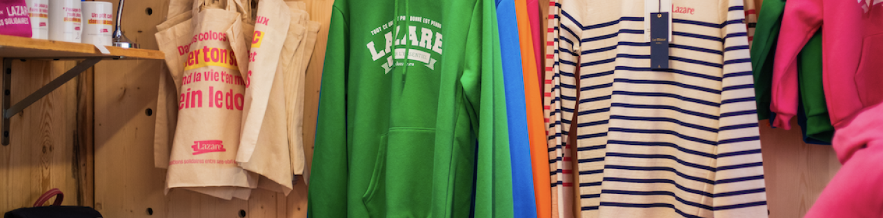Accessoires et produits aux couleurs de l'association Lazare